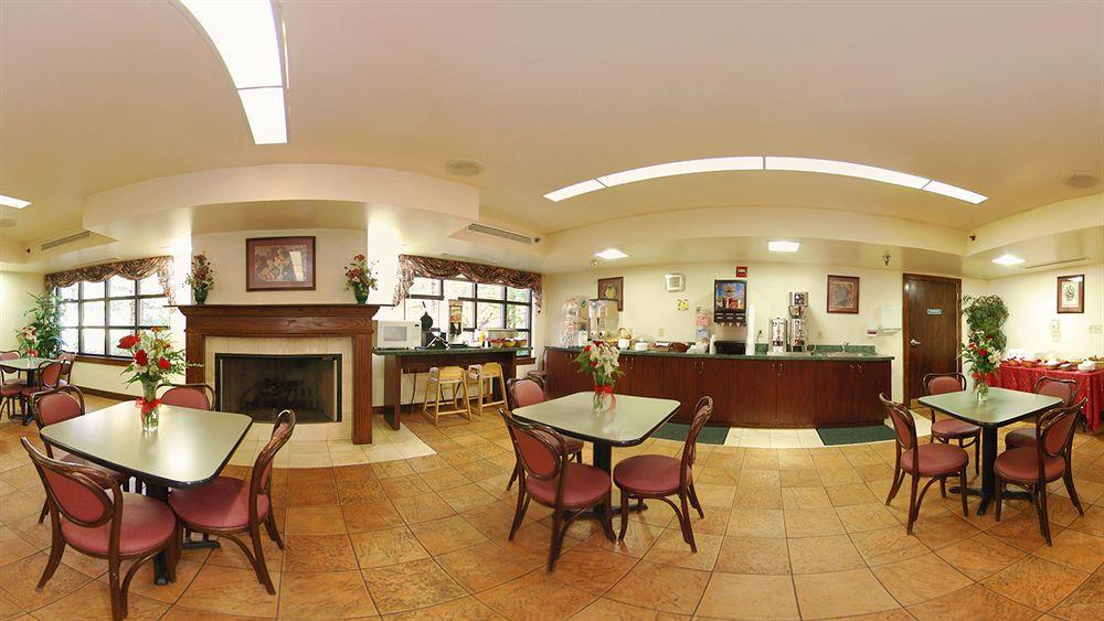 Clarion Inn & Suites Northwest Индианаполис Экстерьер фото