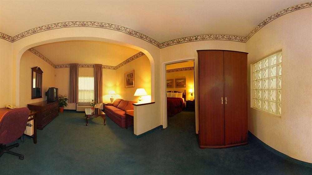 Clarion Inn & Suites Northwest Индианаполис Экстерьер фото