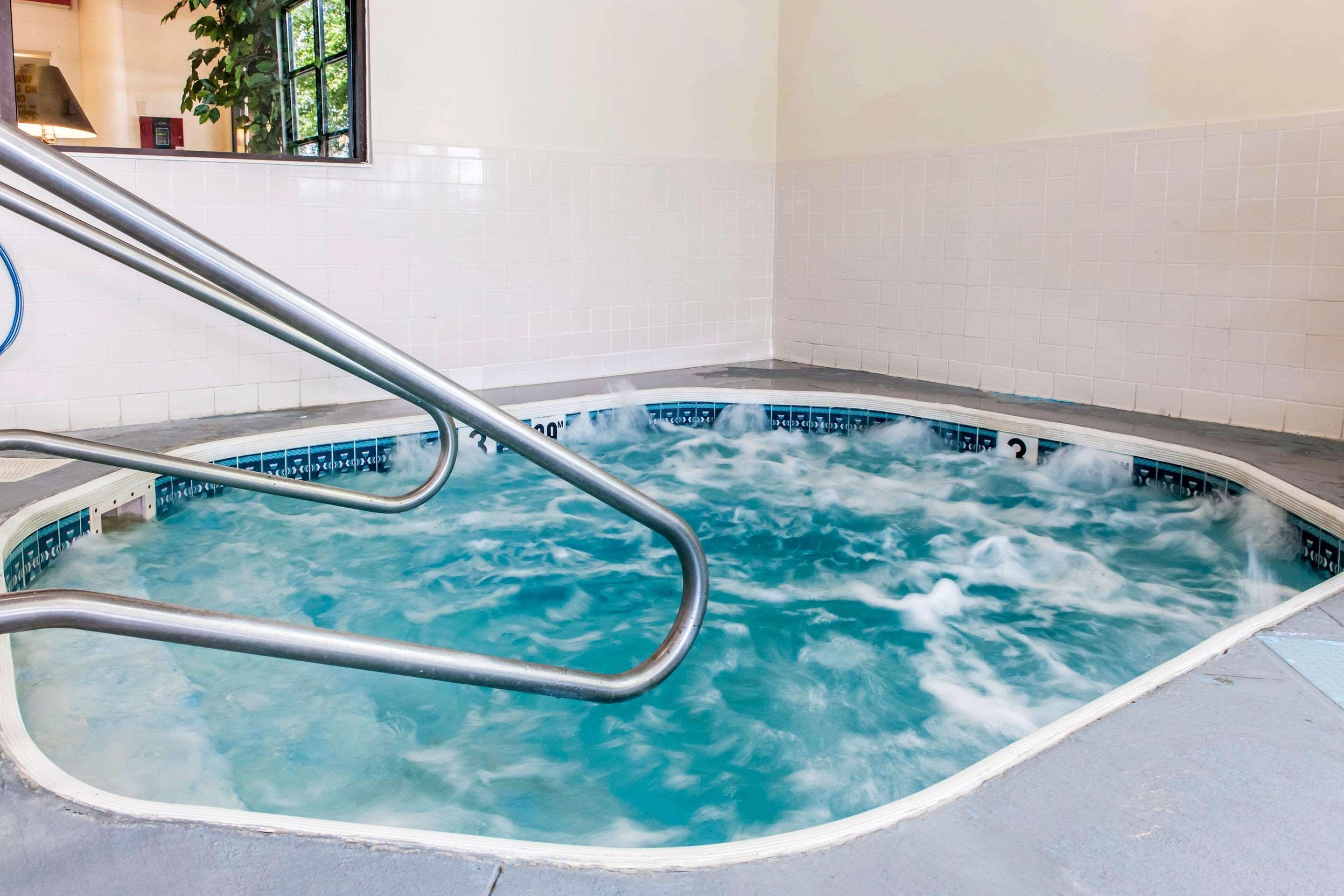 Clarion Inn & Suites Northwest Индианаполис Экстерьер фото