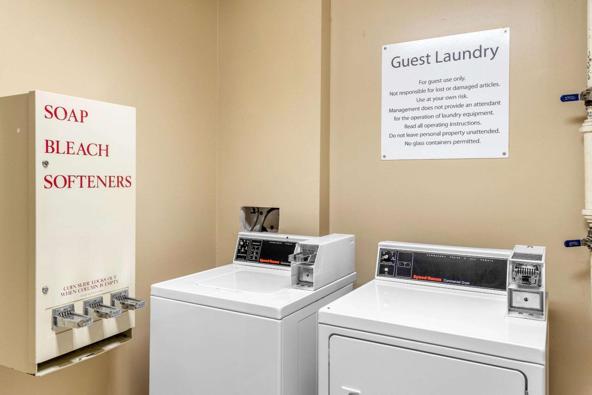 Clarion Inn & Suites Northwest Индианаполис Экстерьер фото