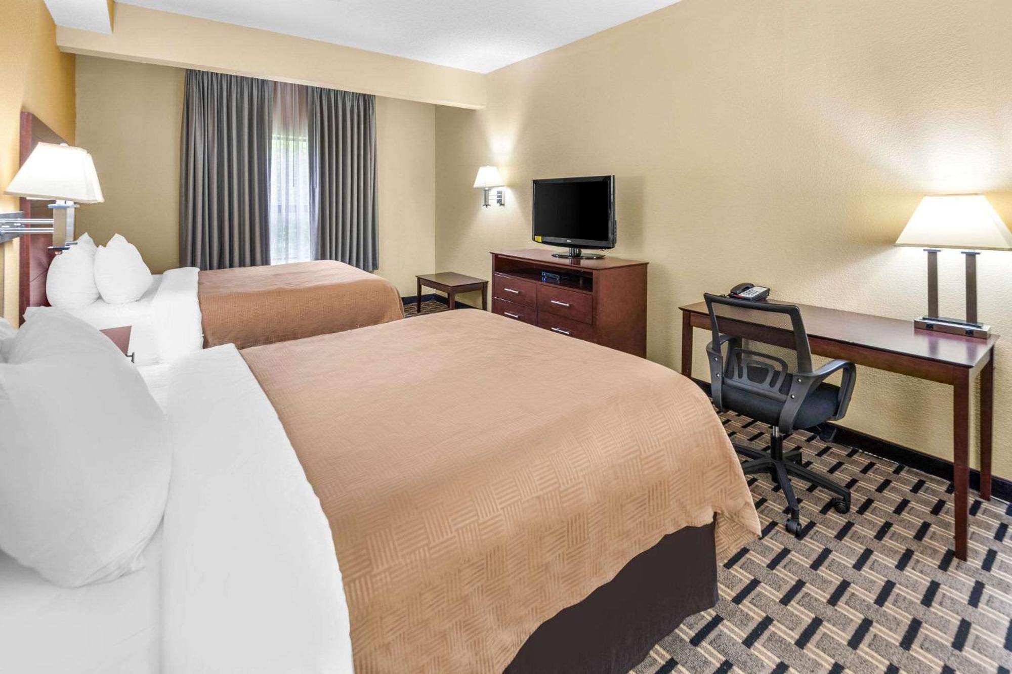 Clarion Inn & Suites Northwest Индианаполис Экстерьер фото