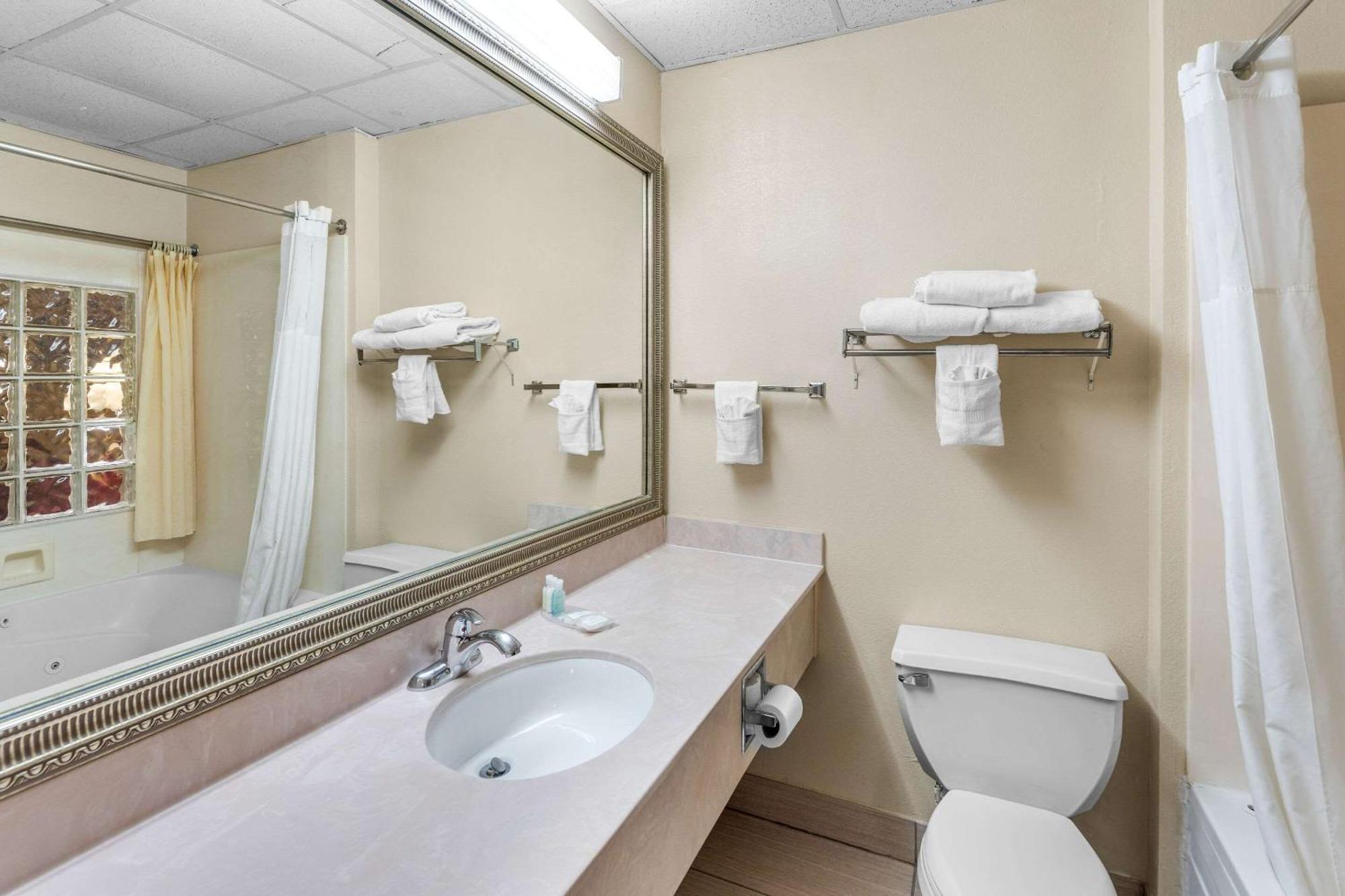 Clarion Inn & Suites Northwest Индианаполис Экстерьер фото