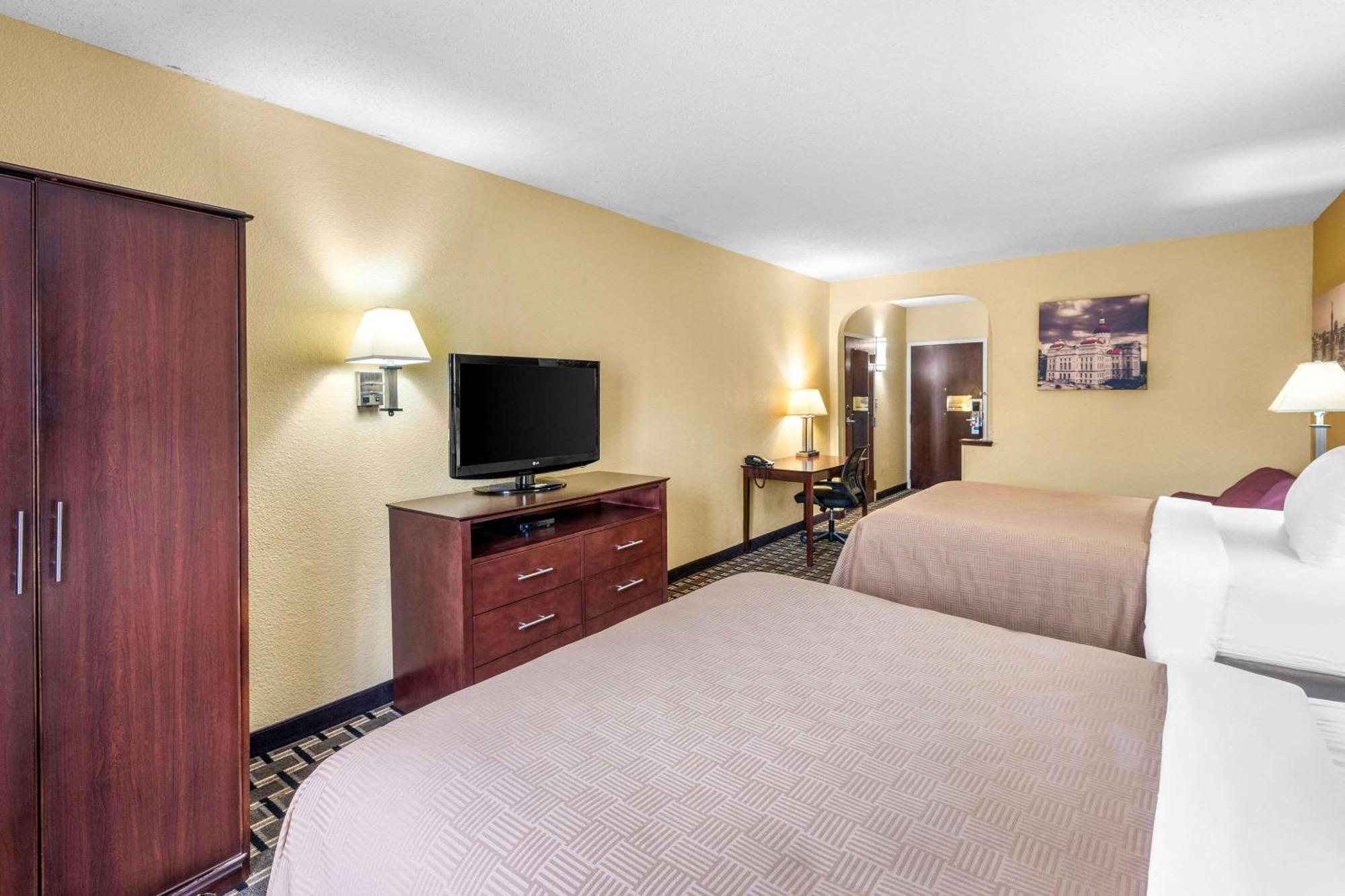 Clarion Inn & Suites Northwest Индианаполис Экстерьер фото