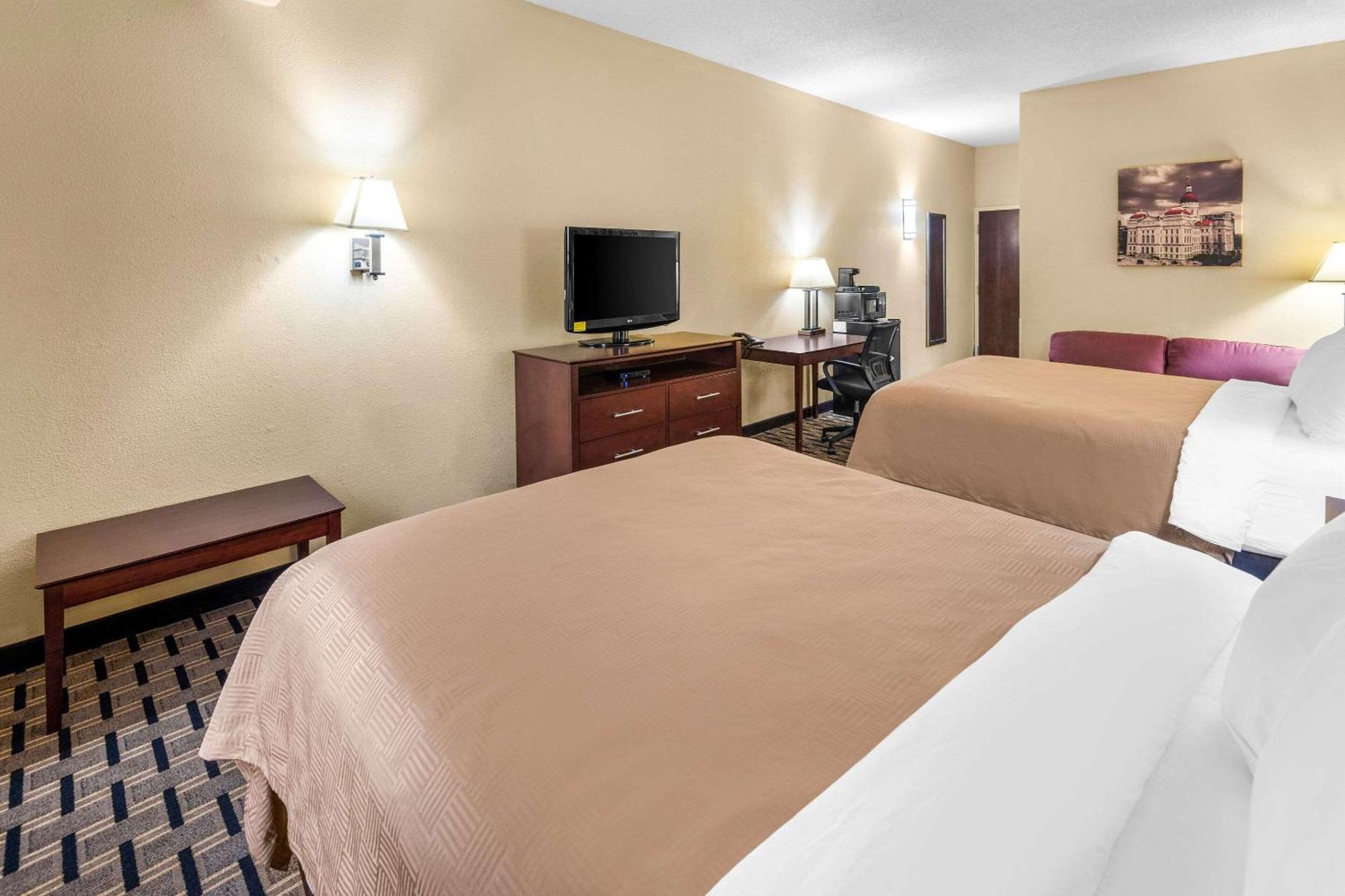 Clarion Inn & Suites Northwest Индианаполис Экстерьер фото