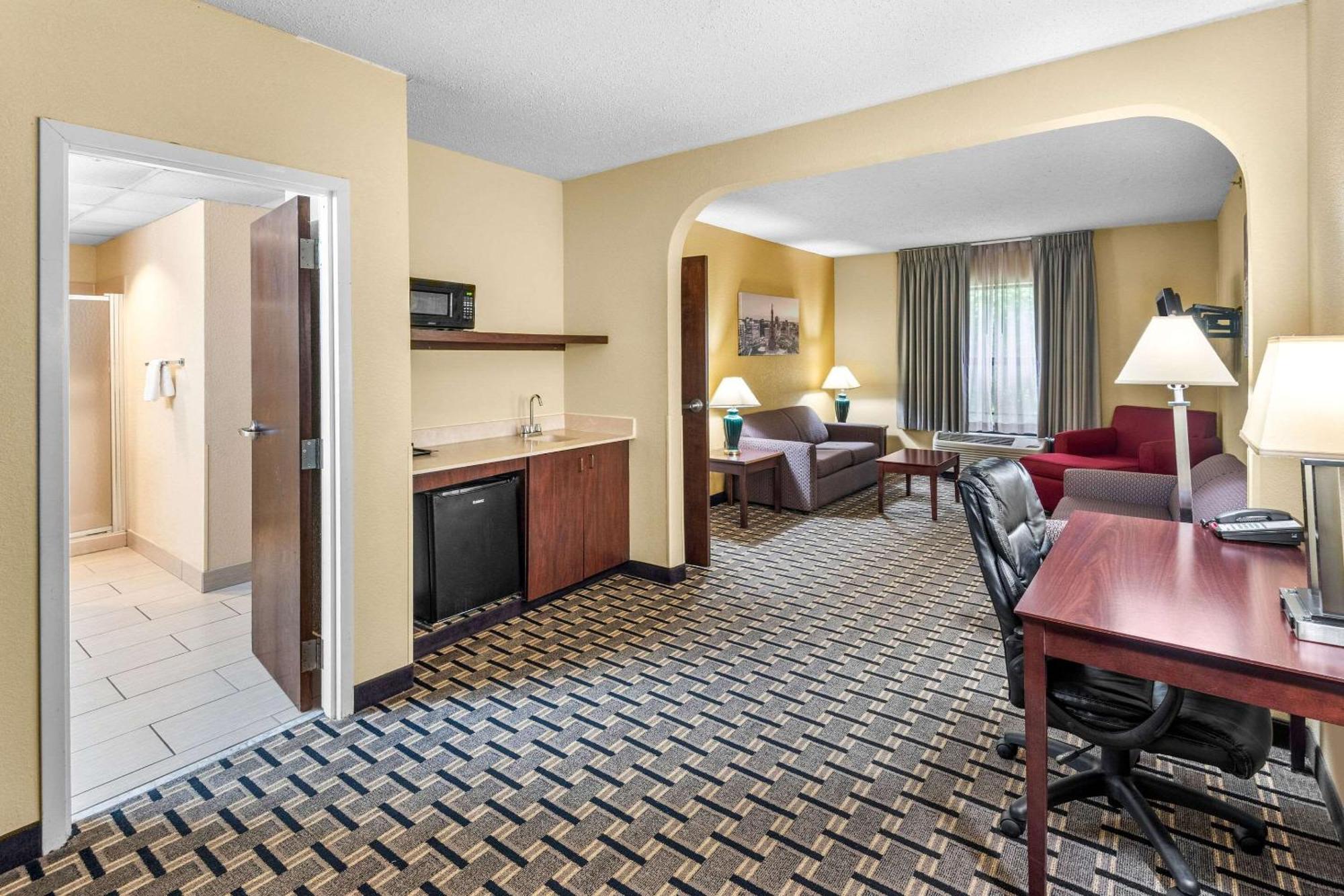 Clarion Inn & Suites Northwest Индианаполис Экстерьер фото