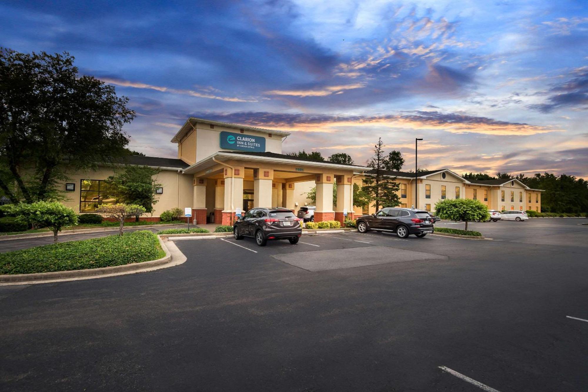 Clarion Inn & Suites Northwest Индианаполис Экстерьер фото