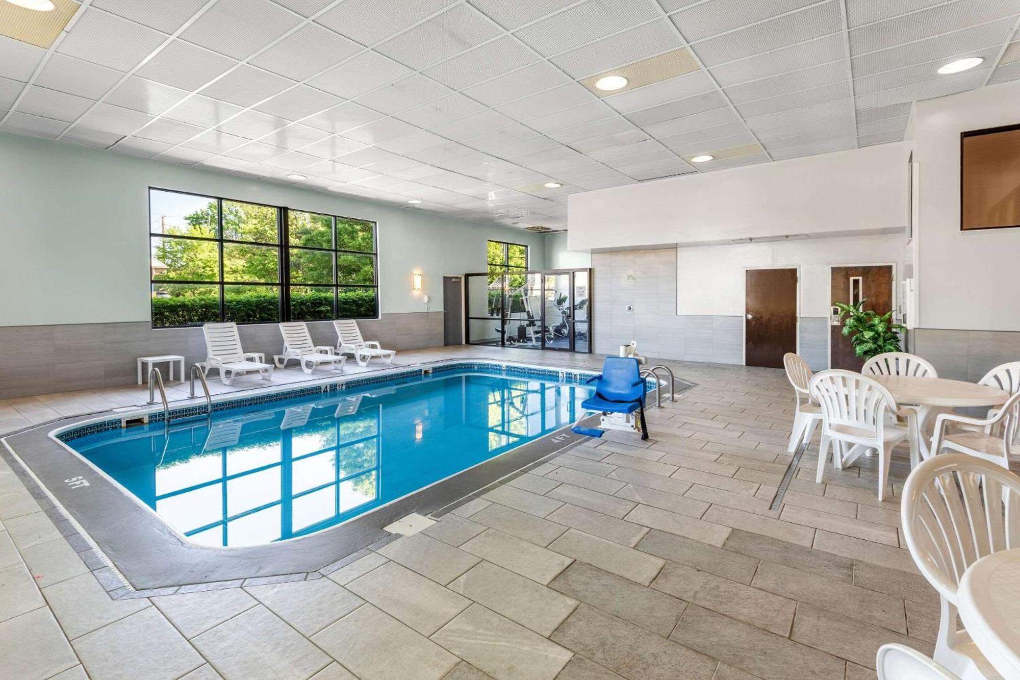 Clarion Inn & Suites Northwest Индианаполис Экстерьер фото