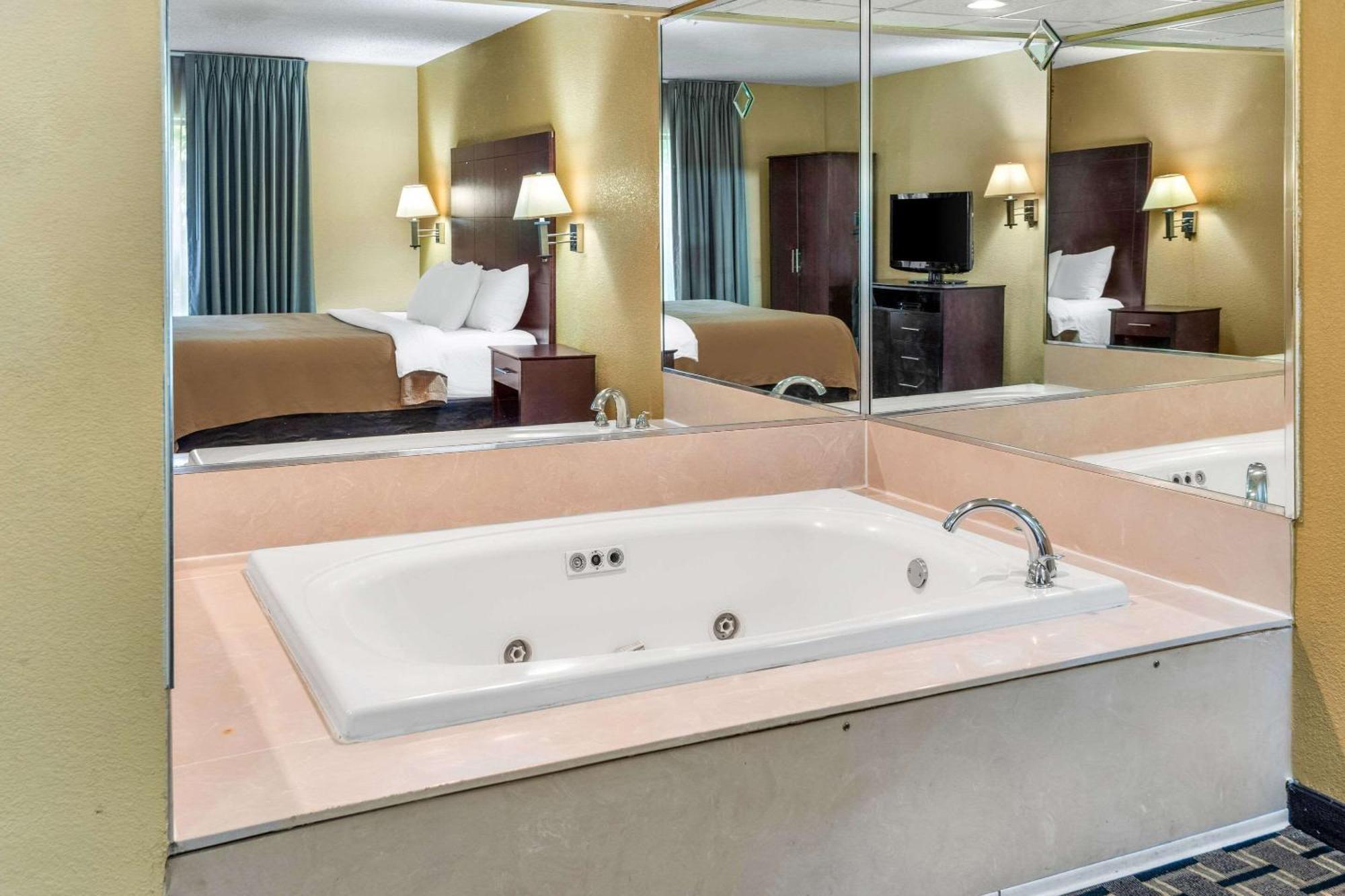 Clarion Inn & Suites Northwest Индианаполис Экстерьер фото