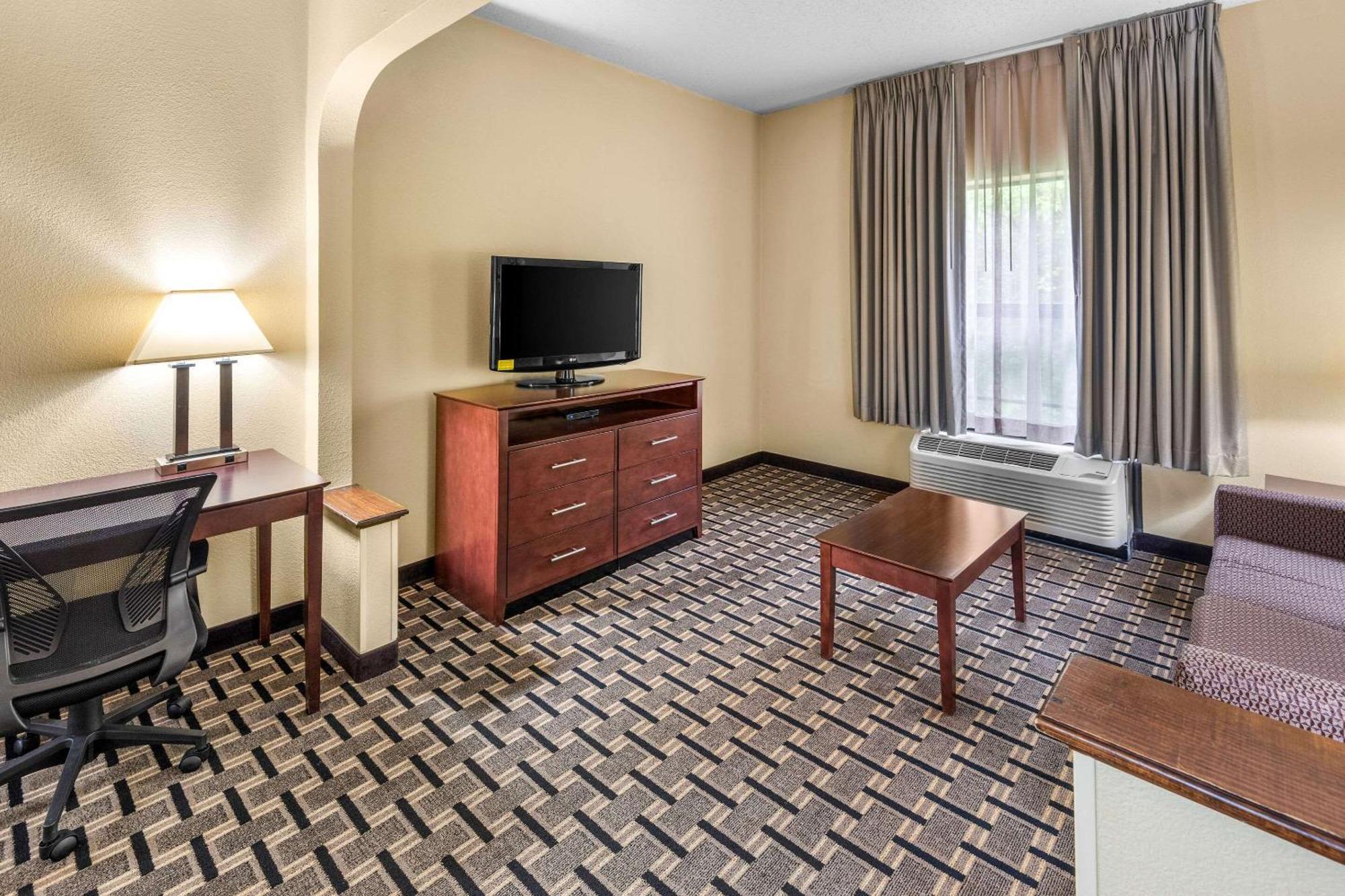 Clarion Inn & Suites Northwest Индианаполис Экстерьер фото