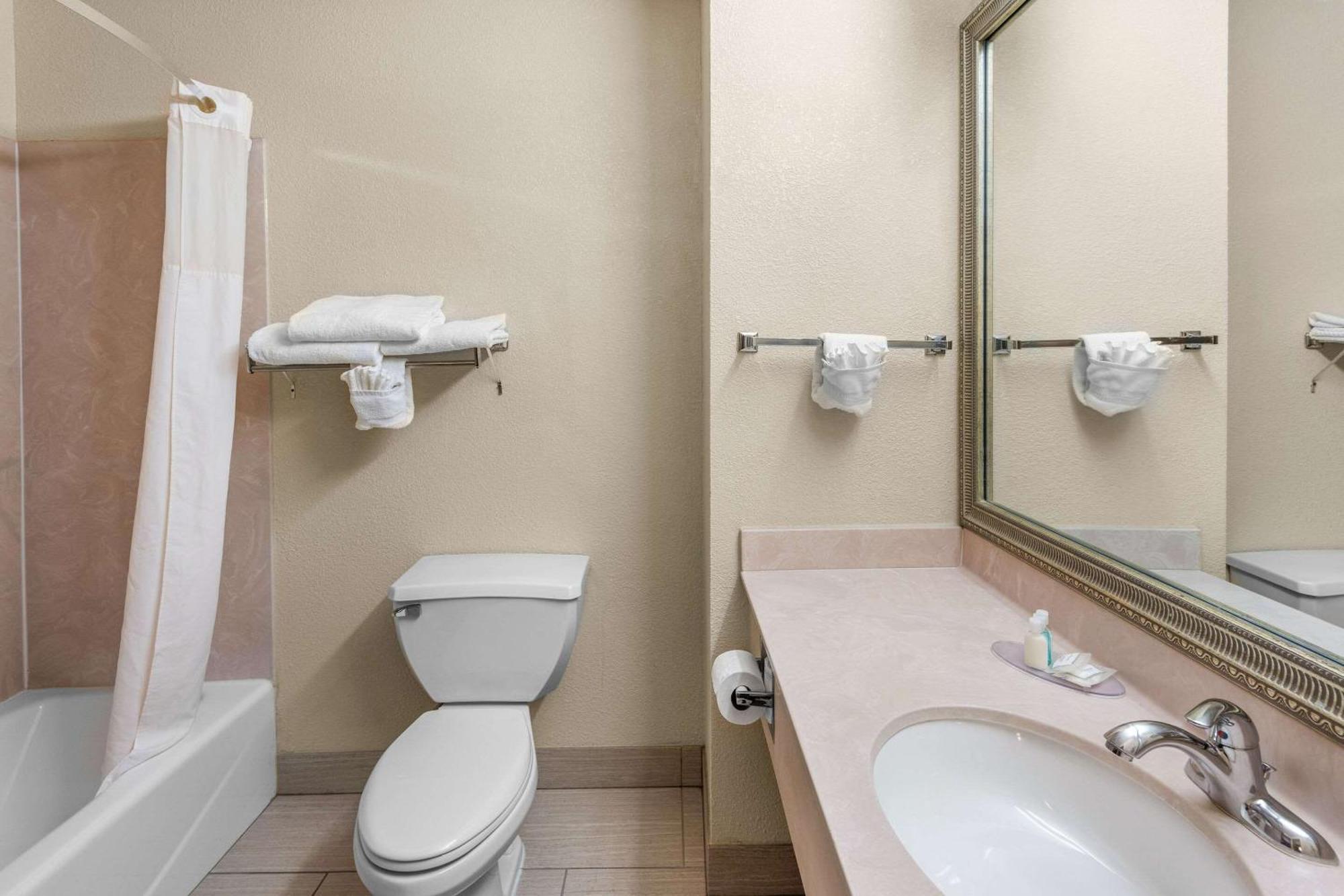 Clarion Inn & Suites Northwest Индианаполис Экстерьер фото