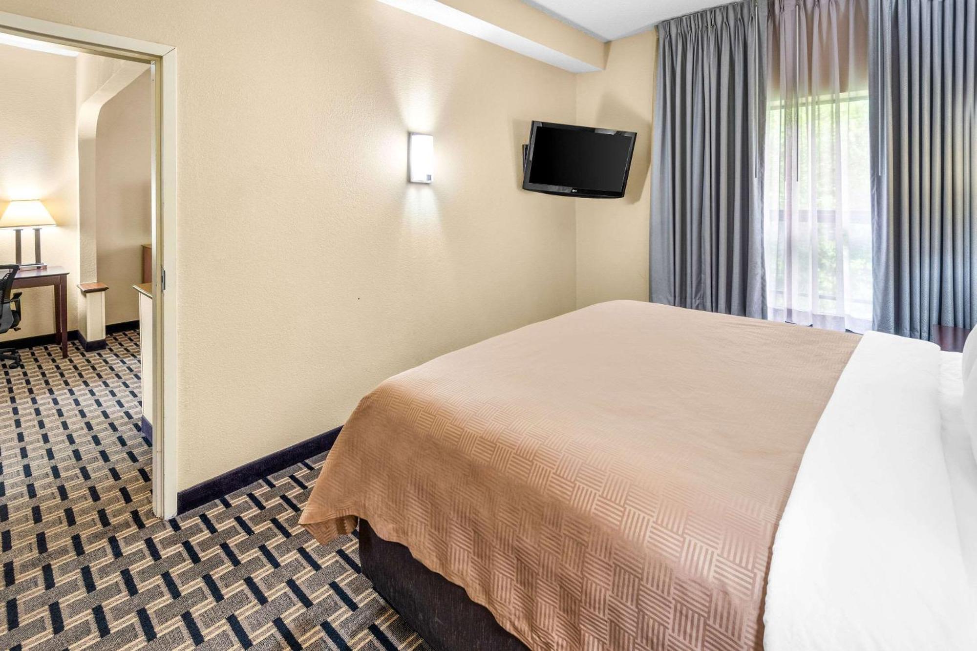 Clarion Inn & Suites Northwest Индианаполис Экстерьер фото