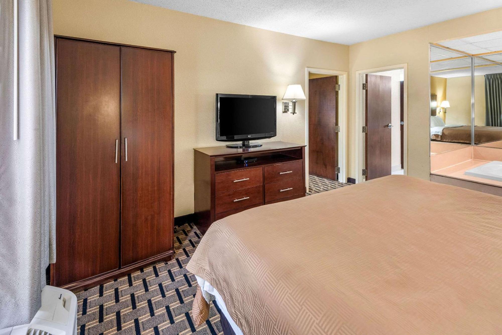 Clarion Inn & Suites Northwest Индианаполис Экстерьер фото