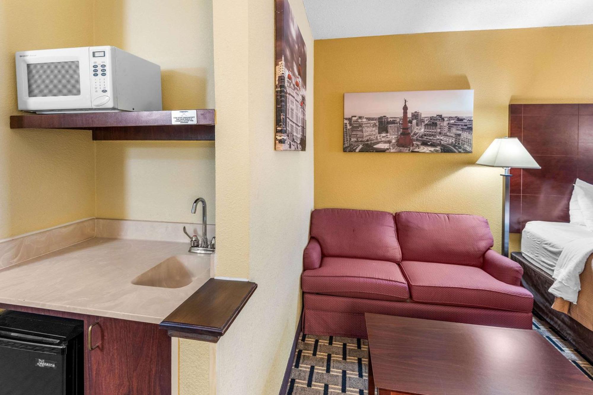 Clarion Inn & Suites Northwest Индианаполис Экстерьер фото