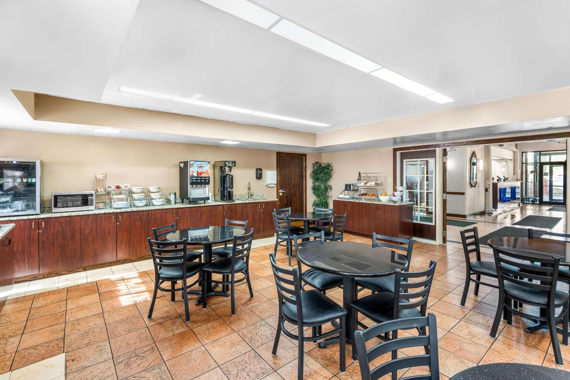 Clarion Inn & Suites Northwest Индианаполис Экстерьер фото