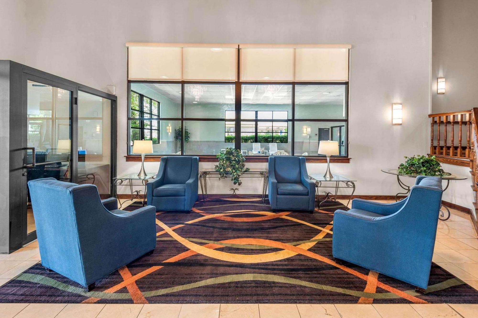 Clarion Inn & Suites Northwest Индианаполис Экстерьер фото