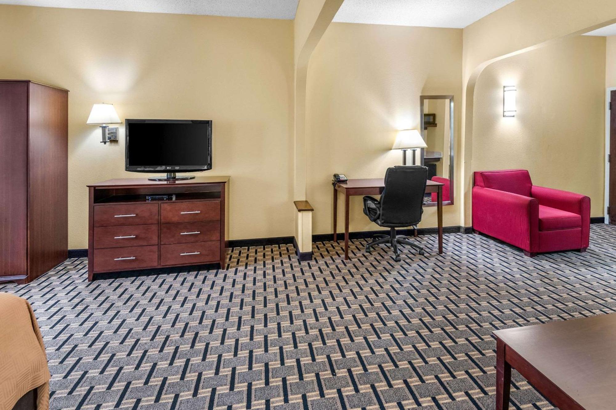 Clarion Inn & Suites Northwest Индианаполис Экстерьер фото
