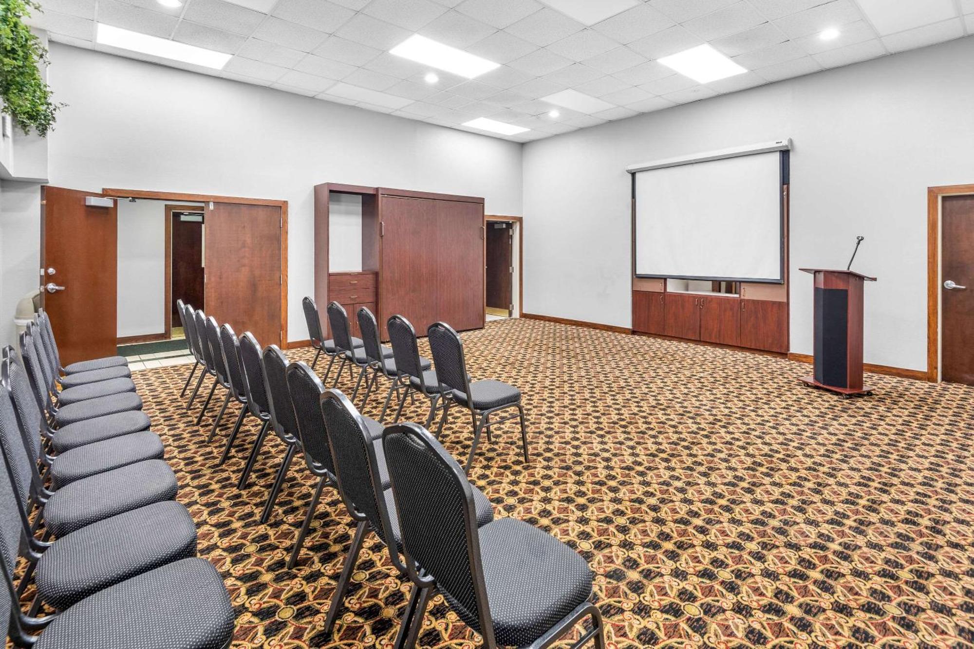 Clarion Inn & Suites Northwest Индианаполис Экстерьер фото