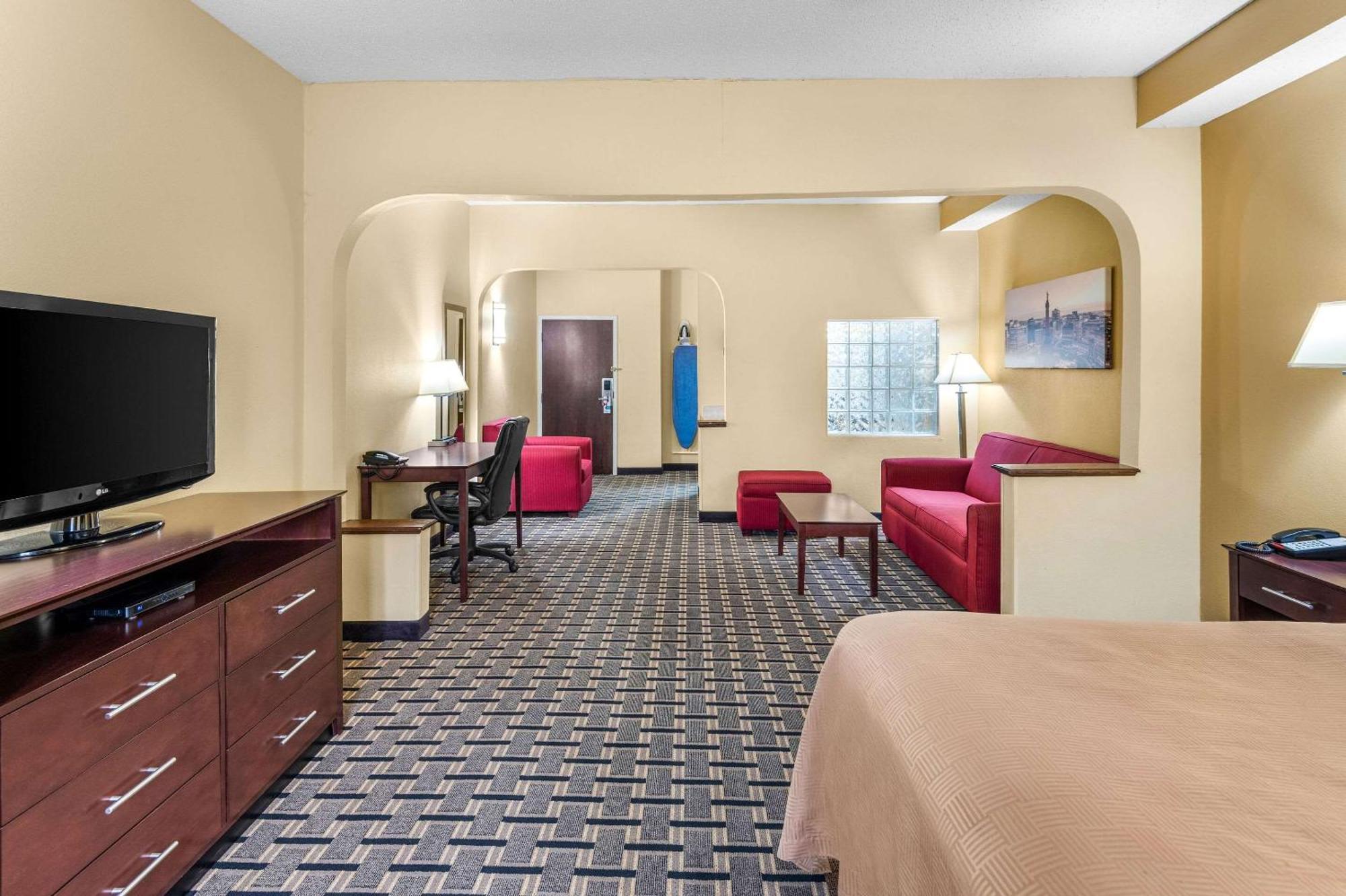 Clarion Inn & Suites Northwest Индианаполис Экстерьер фото