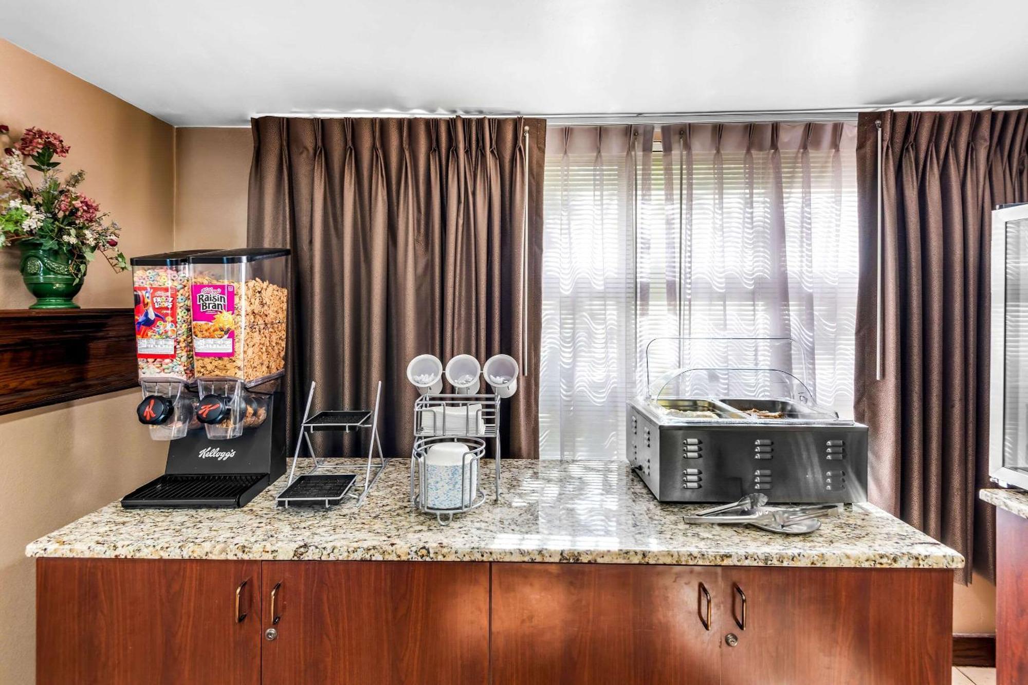 Clarion Inn & Suites Northwest Индианаполис Экстерьер фото
