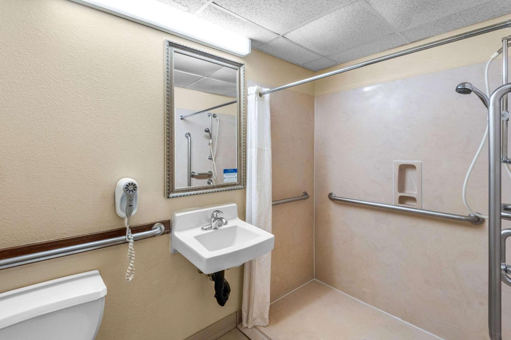 Clarion Inn & Suites Northwest Индианаполис Экстерьер фото