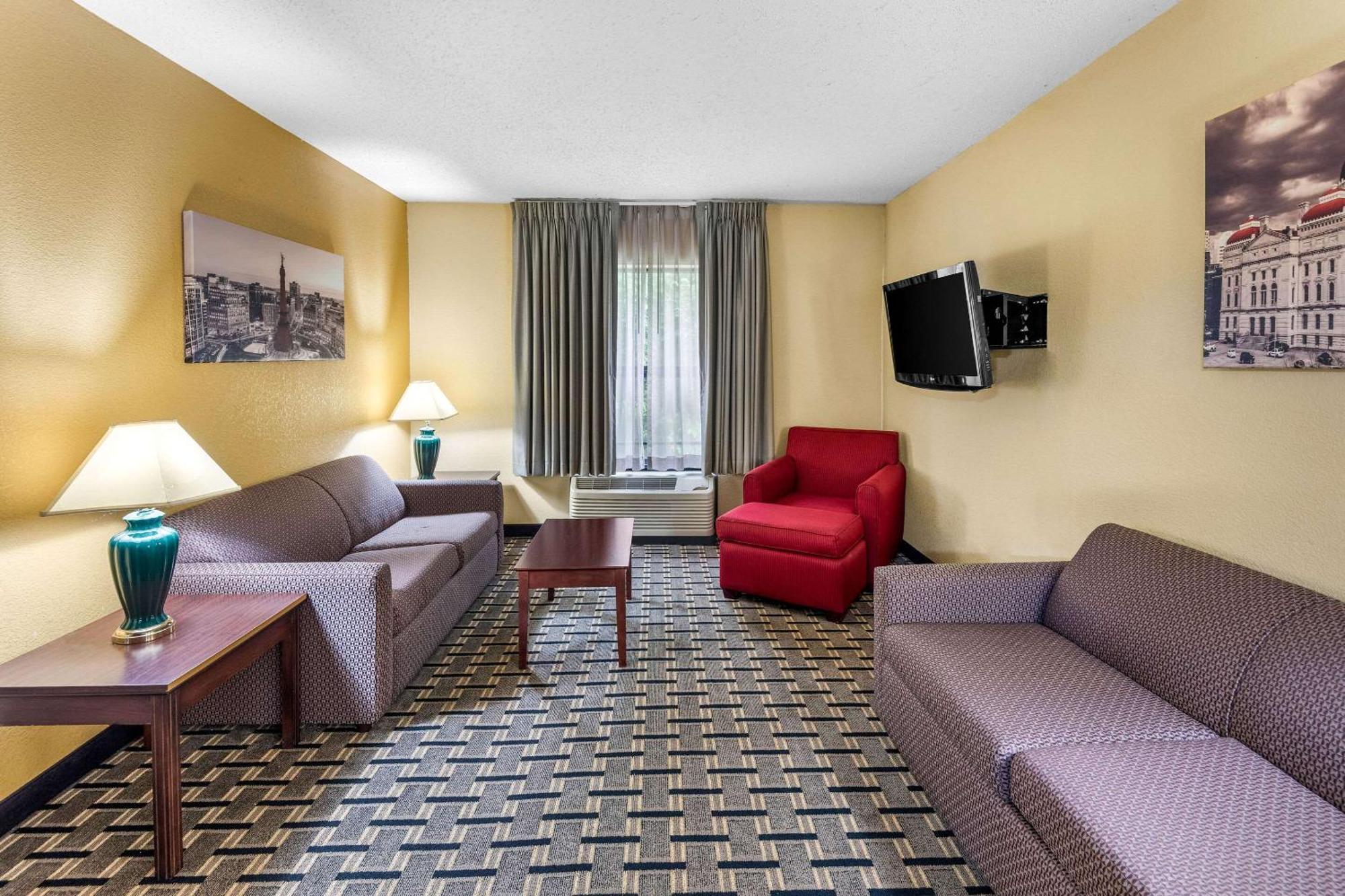 Clarion Inn & Suites Northwest Индианаполис Экстерьер фото