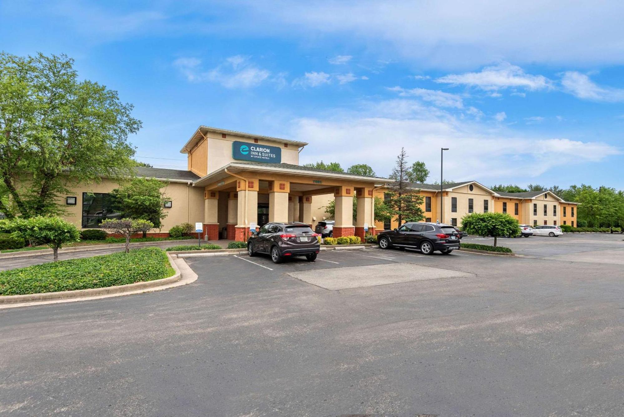 Clarion Inn & Suites Northwest Индианаполис Экстерьер фото