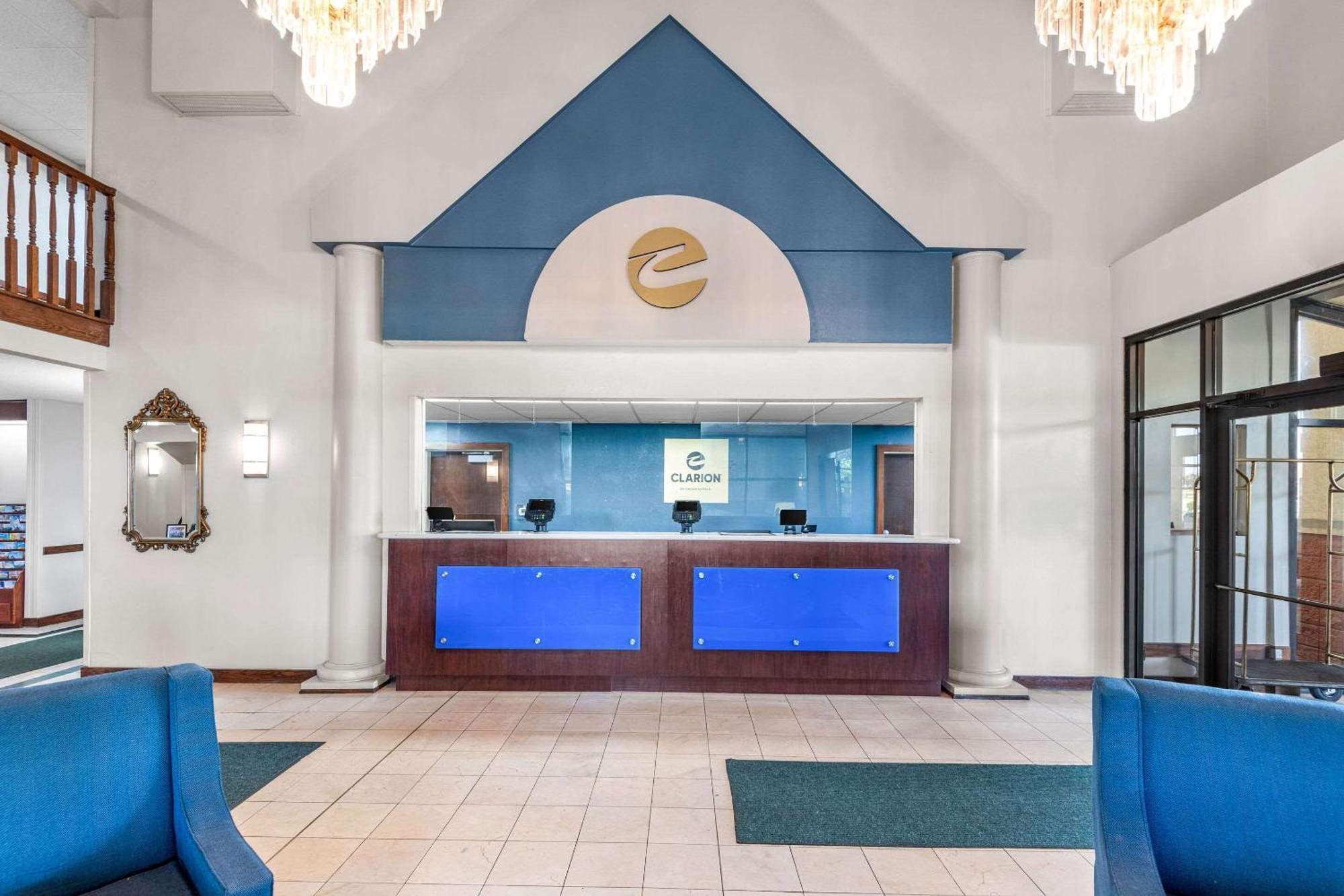 Clarion Inn & Suites Northwest Индианаполис Экстерьер фото