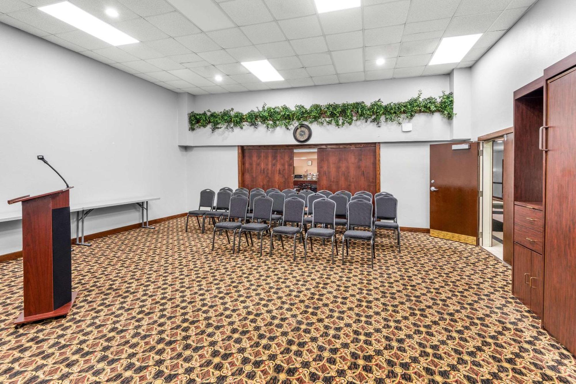 Clarion Inn & Suites Northwest Индианаполис Экстерьер фото
