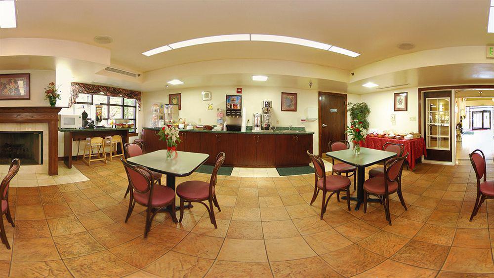 Clarion Inn & Suites Northwest Индианаполис Экстерьер фото